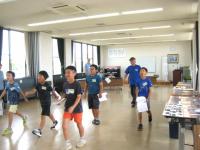 歩きながら声を出す練習の様子