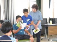 音読している受講生を優しく見守る講師の様子