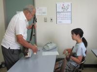 講師に三味線を教わる様子の写真