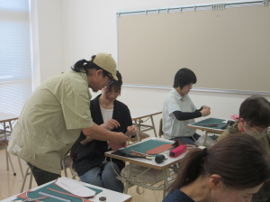 難しい縫い方の場面での手本を見せる講師