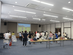 座席を舞台側に寄せて座ってもらいました。