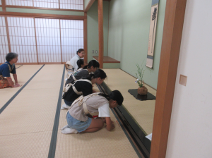 「礼に始まり礼に終わる」最初に床に向かって礼をする子ども達