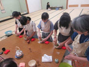上手にお茶を立てる子ども達