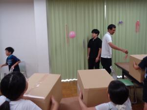 壁につるしたビニールひもを狙う様子
