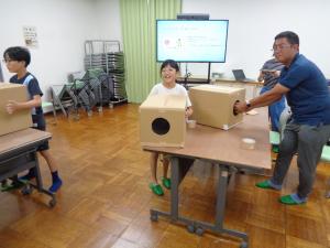 充満させた煙を発射させる女の子