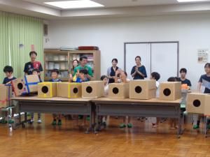 8メートル先のろうそくの炎を消して喜ぶ子供と保護者