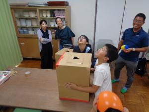 三角の出口で実験する2名の子供
