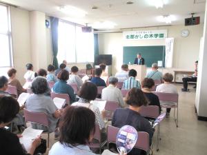 真剣に話を聞く受講生の様子