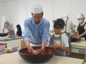 練りの作業をする子どもと講師
