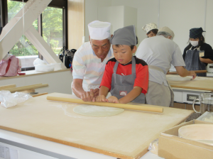 延しの作業をする子どもと講師