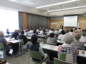 中村先生のお話を熱心に聞くかしの木学園の会場の様子