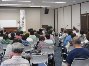 講師のお話に熱心に耳を傾ける学園生の皆さん