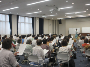 紙を見ながら早口言葉を練習する学園生の皆さん