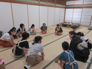 最初の挨拶をする子ども達と講師先生