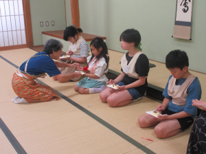 お菓子のいただき方を教わる子ども達
