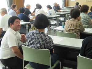 講座生の元へ行きお話を聞く大西先生