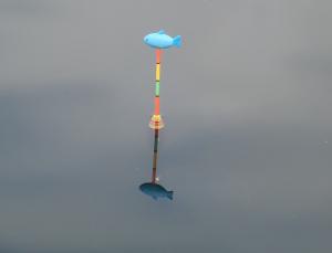 海面に浮かぶウキのイメージ