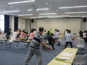 最後は曲に合わせて、少し激しめの運動をする楽しんで行っている受講生の皆さん