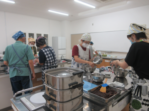 二人ペアーで作業に取り掛かる受講生の皆さん