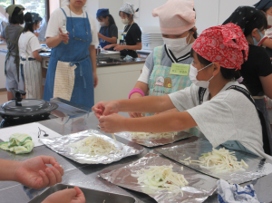 ホイル焼きの準備をする子ども達