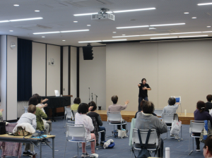 講座の最後に、音楽に合わせて今日の動きをおさらいする受講生の皆さん