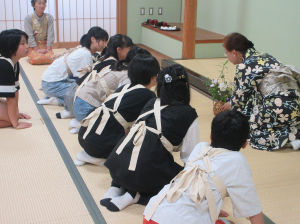 今日の生け花の説明を聞く子ども達