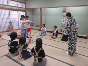 お運びの動きをみんなで確認する子ども達