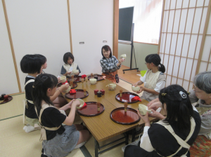 先生のお話を真剣に聞いているお点前班の子ども達