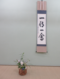 夏から初秋の花で一杯の生け花と掛け軸