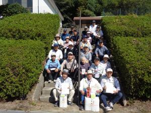 会談に腰掛けみんなで集合写真
