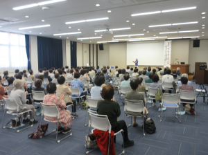 シナプソロジーの復習をする講師先生と学園生の皆さん