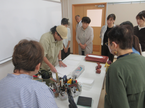 皮からの切り出しの注意点を説明する講師