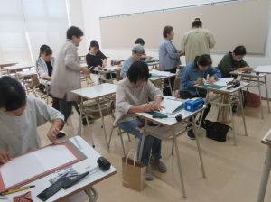 受講生同士の教え合いも始まる