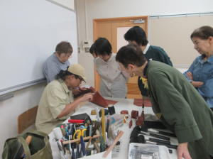 縫い穴あけの手本を見せる講師