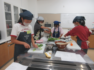 班内で役割分担を決め調理する子ども達