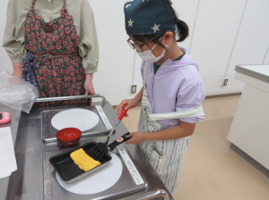 一人ずつ自分のだし巻き卵を調理する子ども達