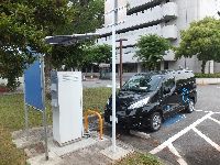 写真：市役所駐車場内での急速充電器使用の様子