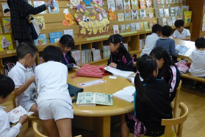 図書館で本を読む児童の画像