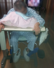 【車椅子を活用した腹臥位療法】の画像