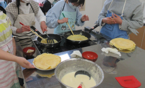 クレープ生地を焼く子ども達