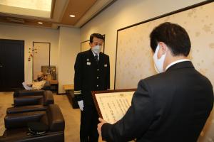 西村和平市長から加西消防団長中植良一様へ表彰状授与の写真