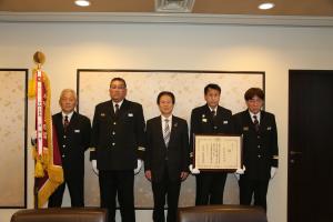 西村和平市長を中心に加西消防団員4名との竿頭綬受章記念写真