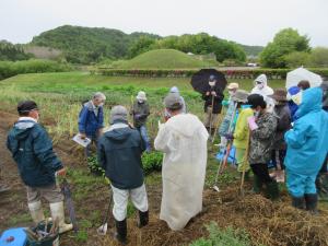 畑で保田ぼかしづくりを行う受講生の皆さん