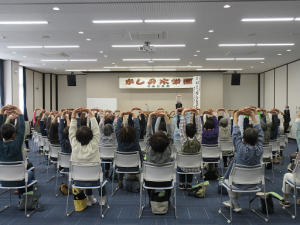 両手を挙げて体操する様子