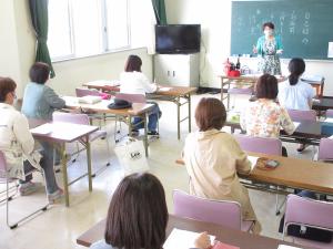 先生から作法のお話しを聞く受講者のみなさん