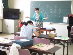 身振り、手ぶりを交えてお話しされる先生