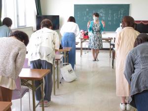 お辞儀の練習をする受講者のみなさん