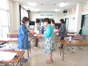 二人一組で訪問時の包みの渡し方を実践する受講者のみなさん