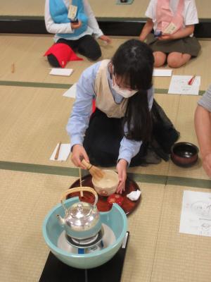 小学生がお茶をたてています