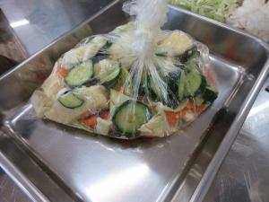 ビニール袋に塩麹と野菜を入れて漬けを作ります。